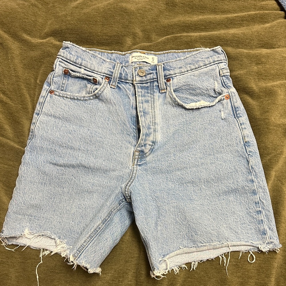 Abercrombie & Fitch Women 7” High Rise Dad Shorts